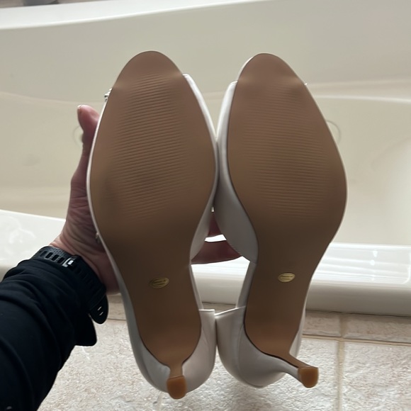 Elegant White Peep-Toe Heels with Crystal Embellishments - Picture 6 of 6